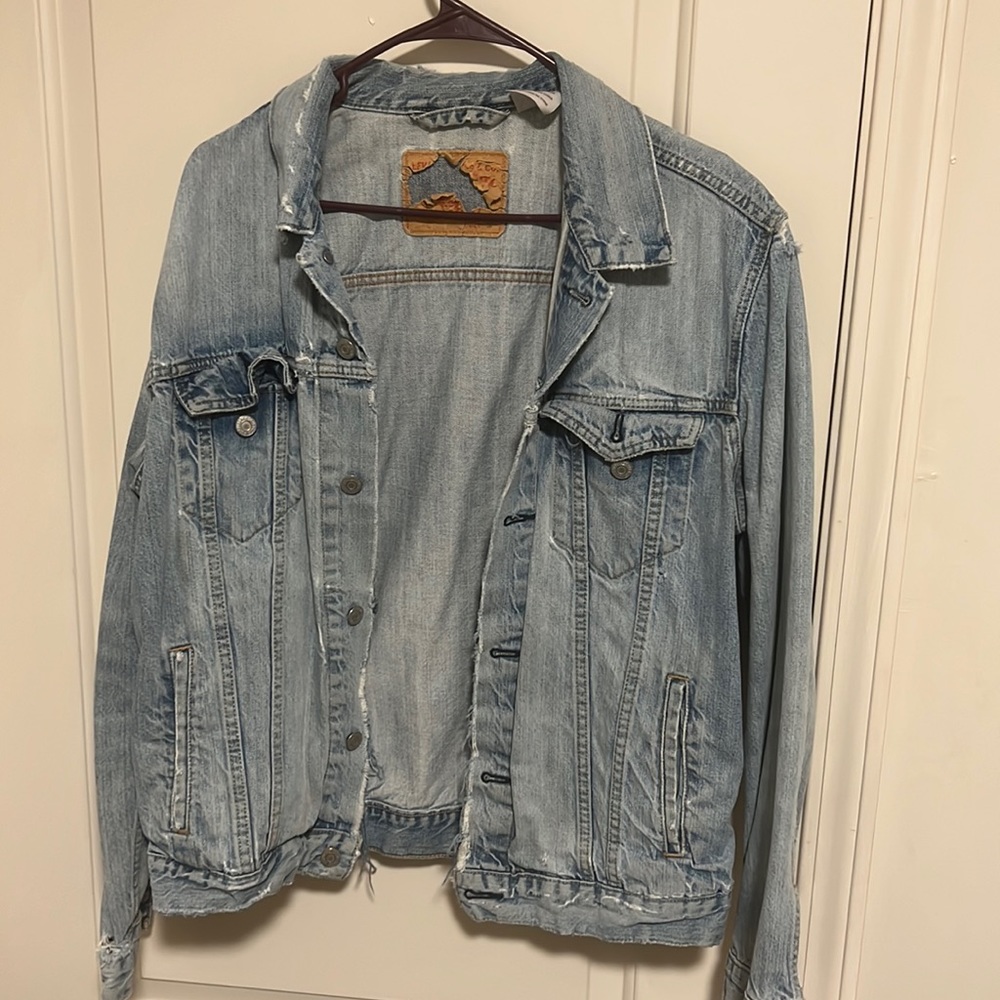 Used Levi’s jean jacket size small distressed.. clean home smoke and pet free